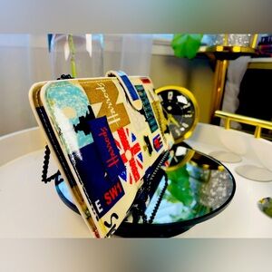Harrods decor vinyl wallet slim fold, snap close, zip/open pockets London scenes